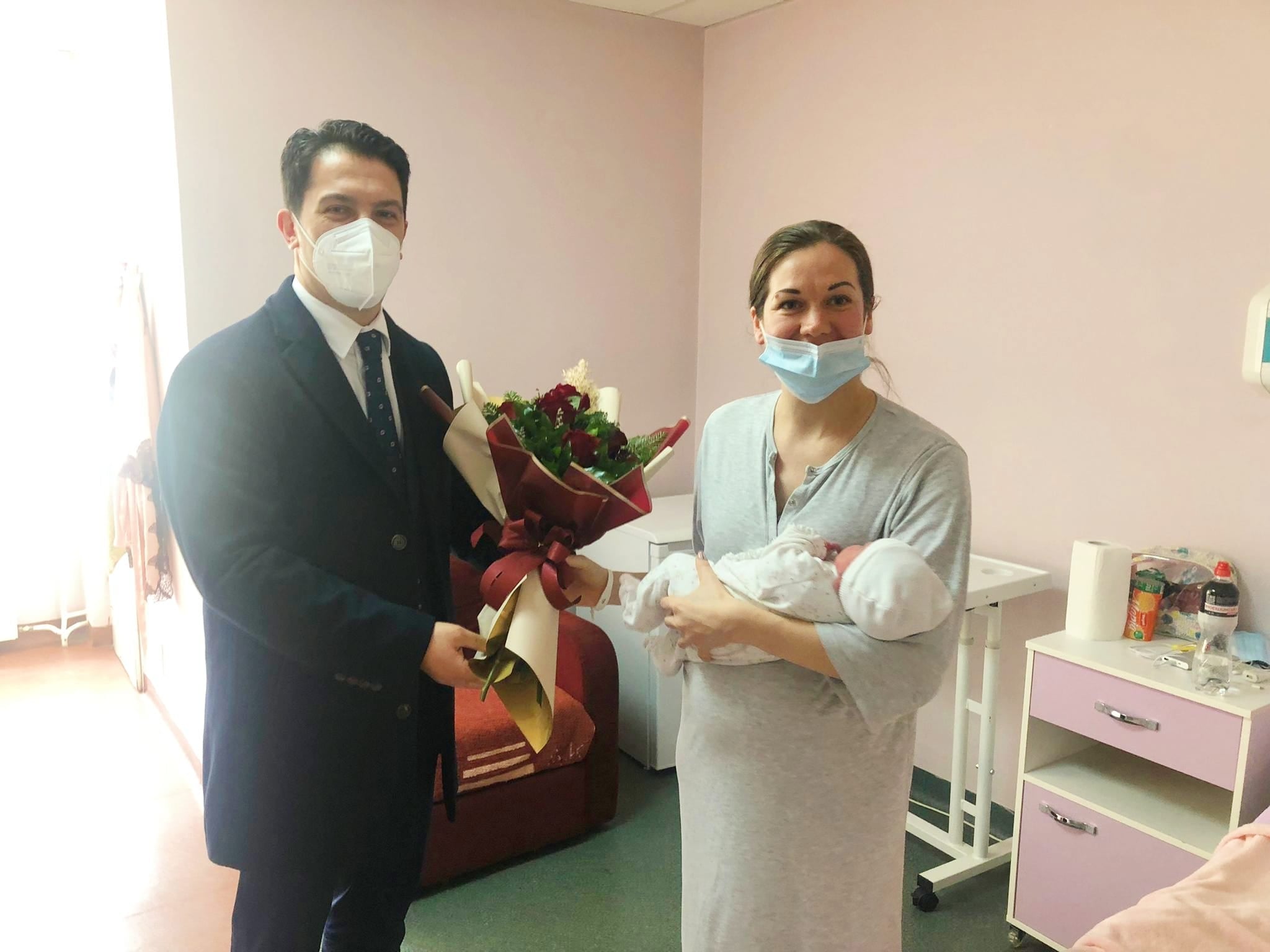 Министерот Сали ја посети родилката Оксана од Украина во Чаир