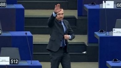 ЕП го казни бугарскиот европратеник Џамбазки за контроверзниот гест, налик на нацистички поздрав
