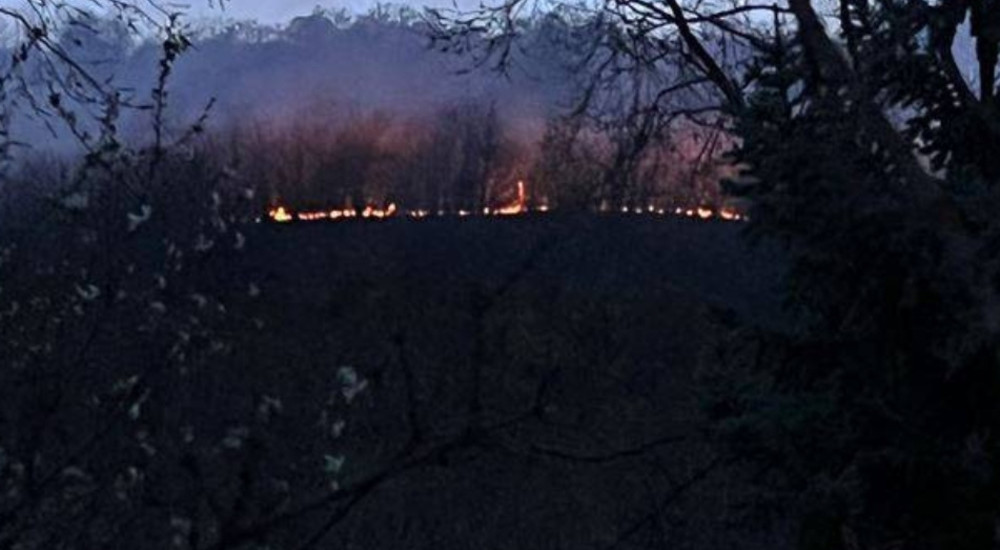 Сè уште активен пожарот кај струшката населба Елен Камен