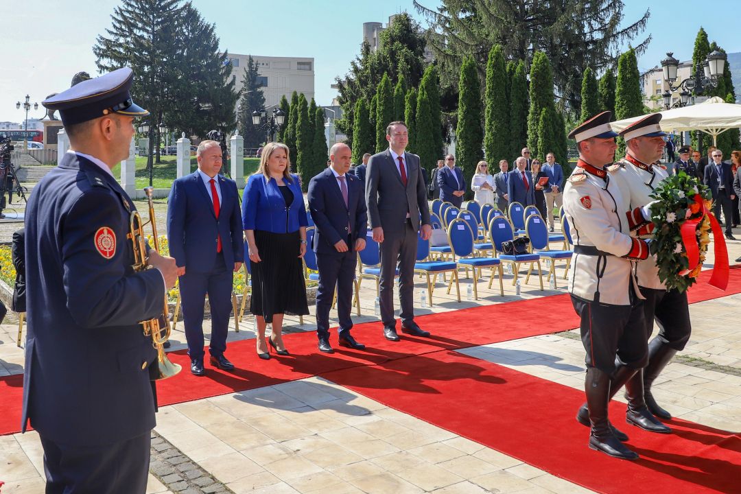 Владина делегација положи венци на споменикот “Ослободители на Скопје” по повод 9 Мај