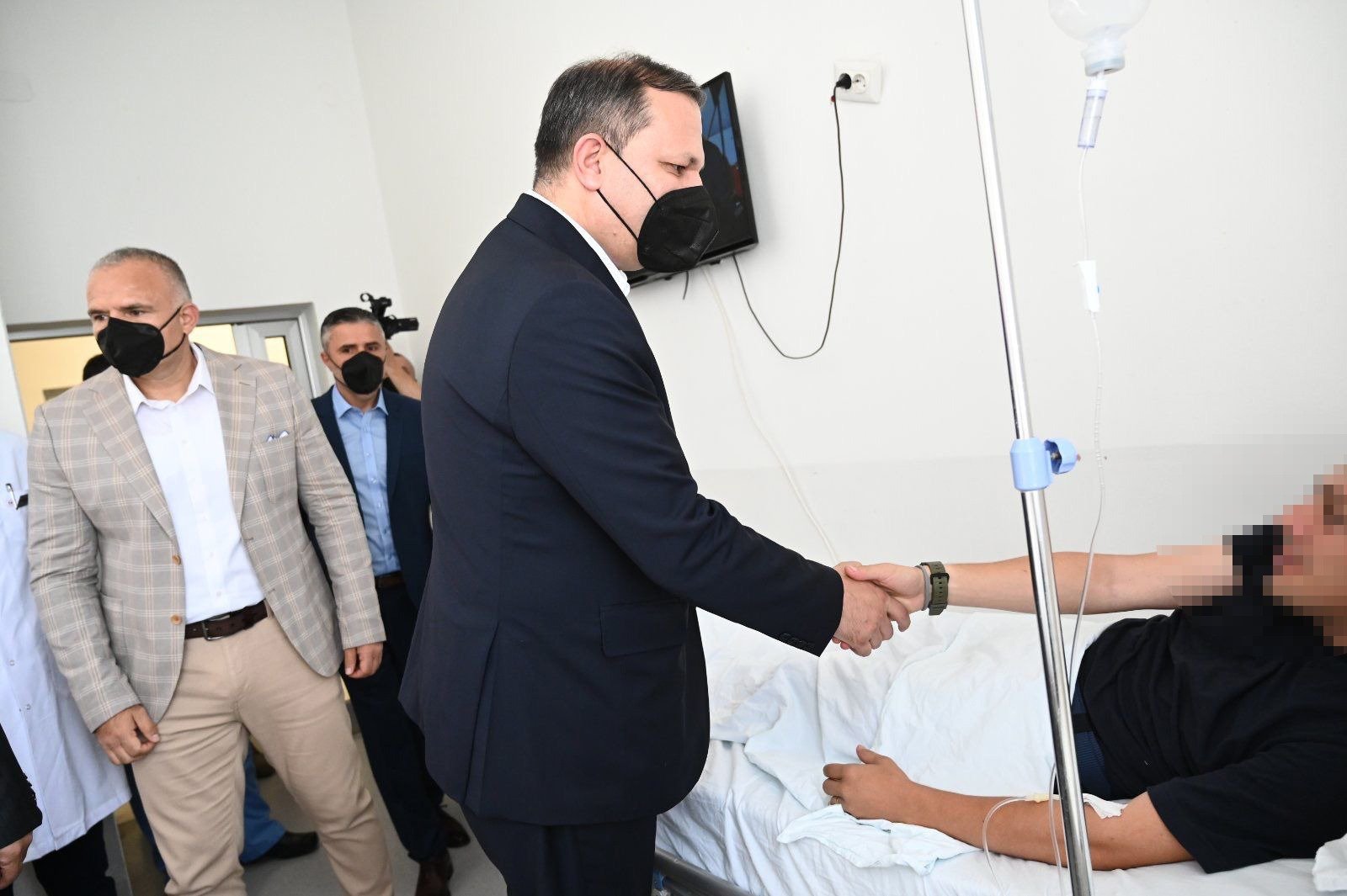 Министерот Спасовски ги посети повредените полицајци во вчерашниот јавен собир