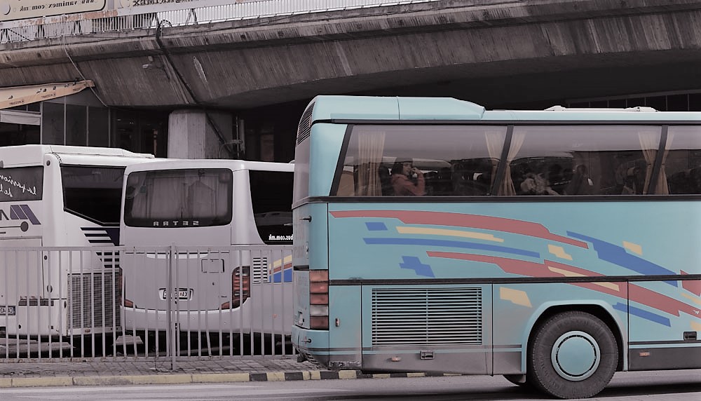 Автобус и комбе вршеле меѓународен превоз на патници без соодветна документација