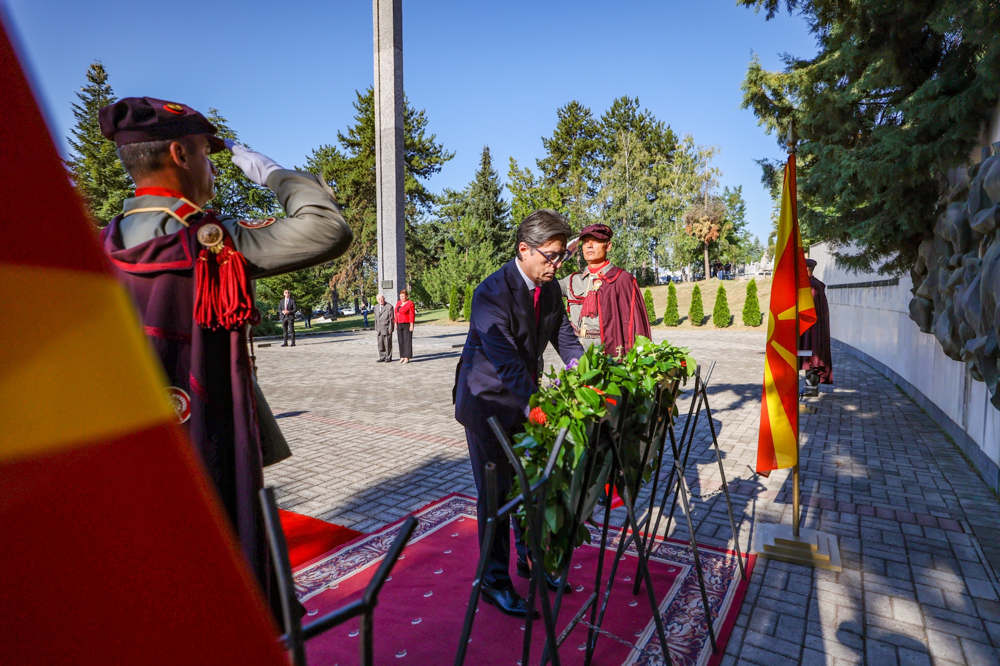 Чествување на Илинден: Претседателот Пендаровски положи цвеќе пред Споменикот на паднатите борци од НОБ