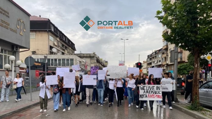 Тетово со протестен марш се солидаризира со Приштина против насилството врз жените и девојчињата