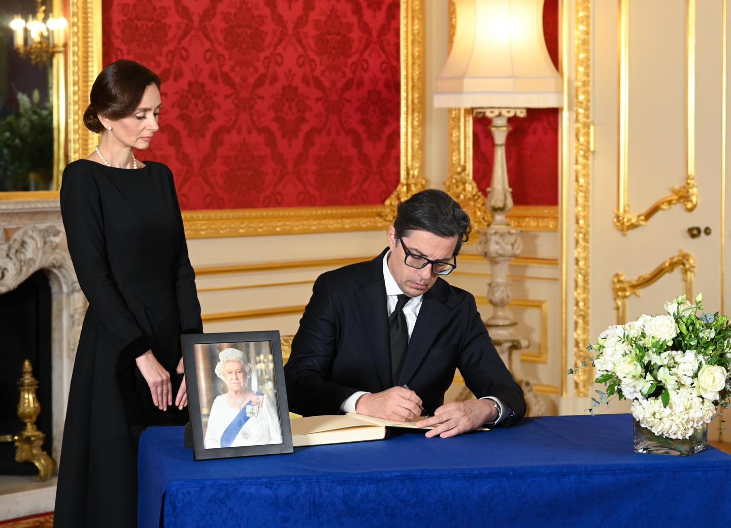 Претседателот Пендаровски и сопругата ѝ оддадоа почит на кралицата Елизабета II