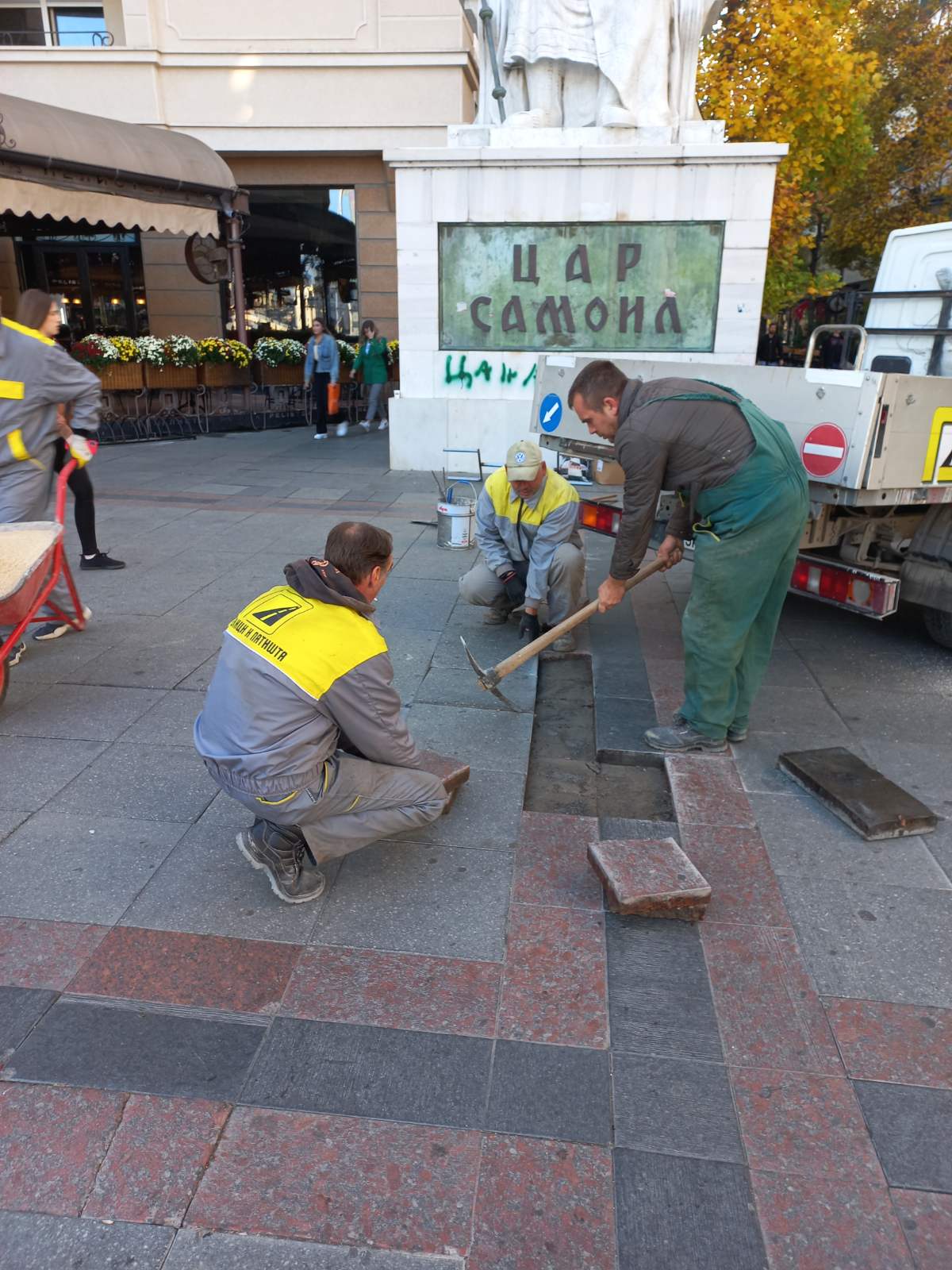 Во тек е санација на оштетениот плочник на улица Македонија