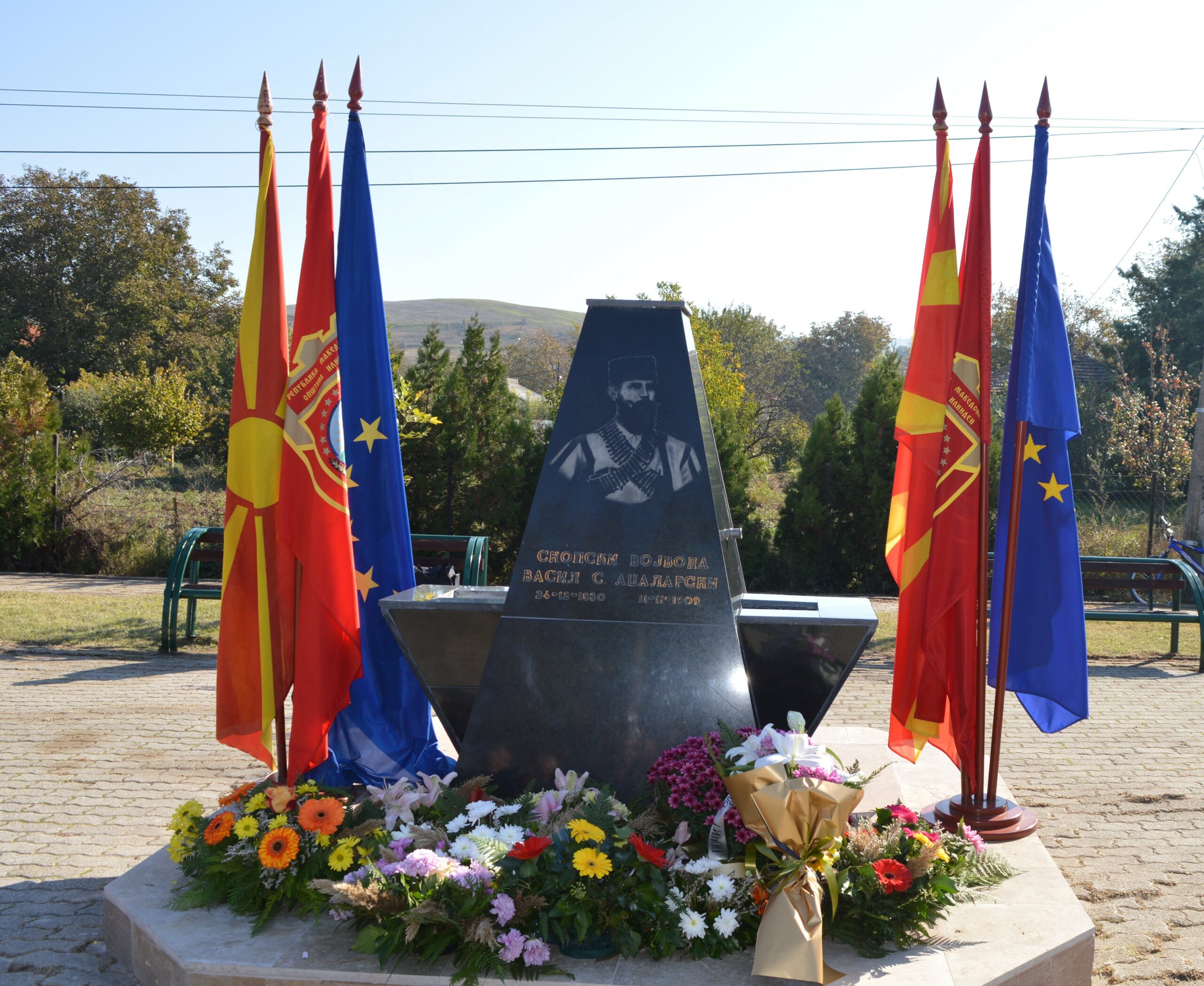 Во Општина Илинден положено цвеќе на споменикот на војводата Васил Аџаларски
