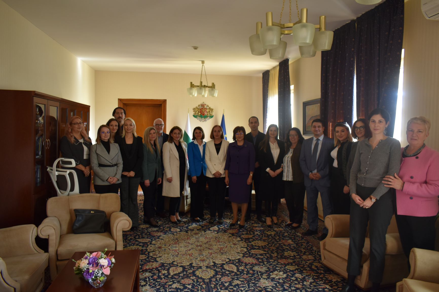 Претседателката на Уставниот суд Кацарска и вработените во работна посета на Бугарија