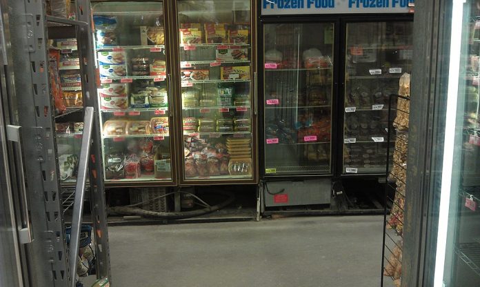 Граѓани пријавуваат расипана храна поради исклучени фрижидери во маркети