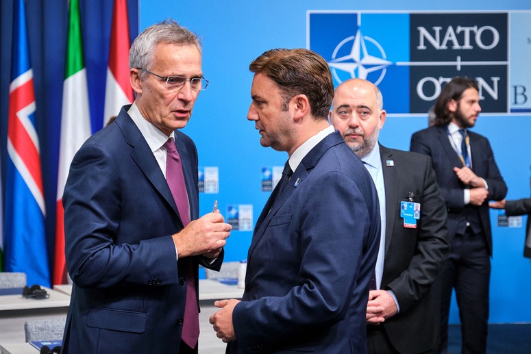 Османи на НАТО министерски состанок во Букурешт