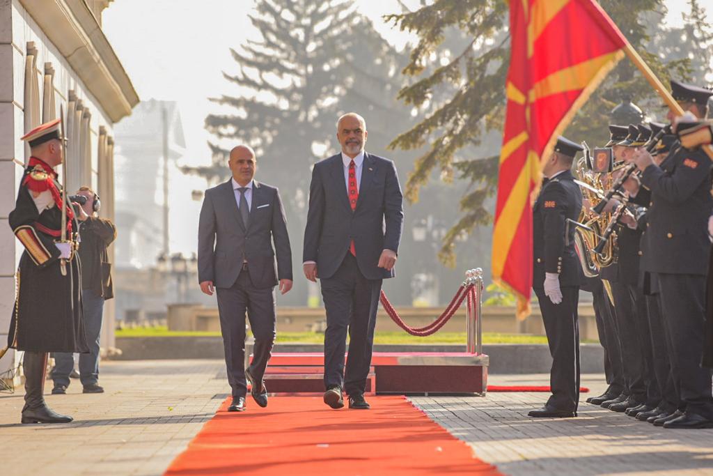 Со највисоки државни и воени почести пречекан премиерот на Албанија, Рама