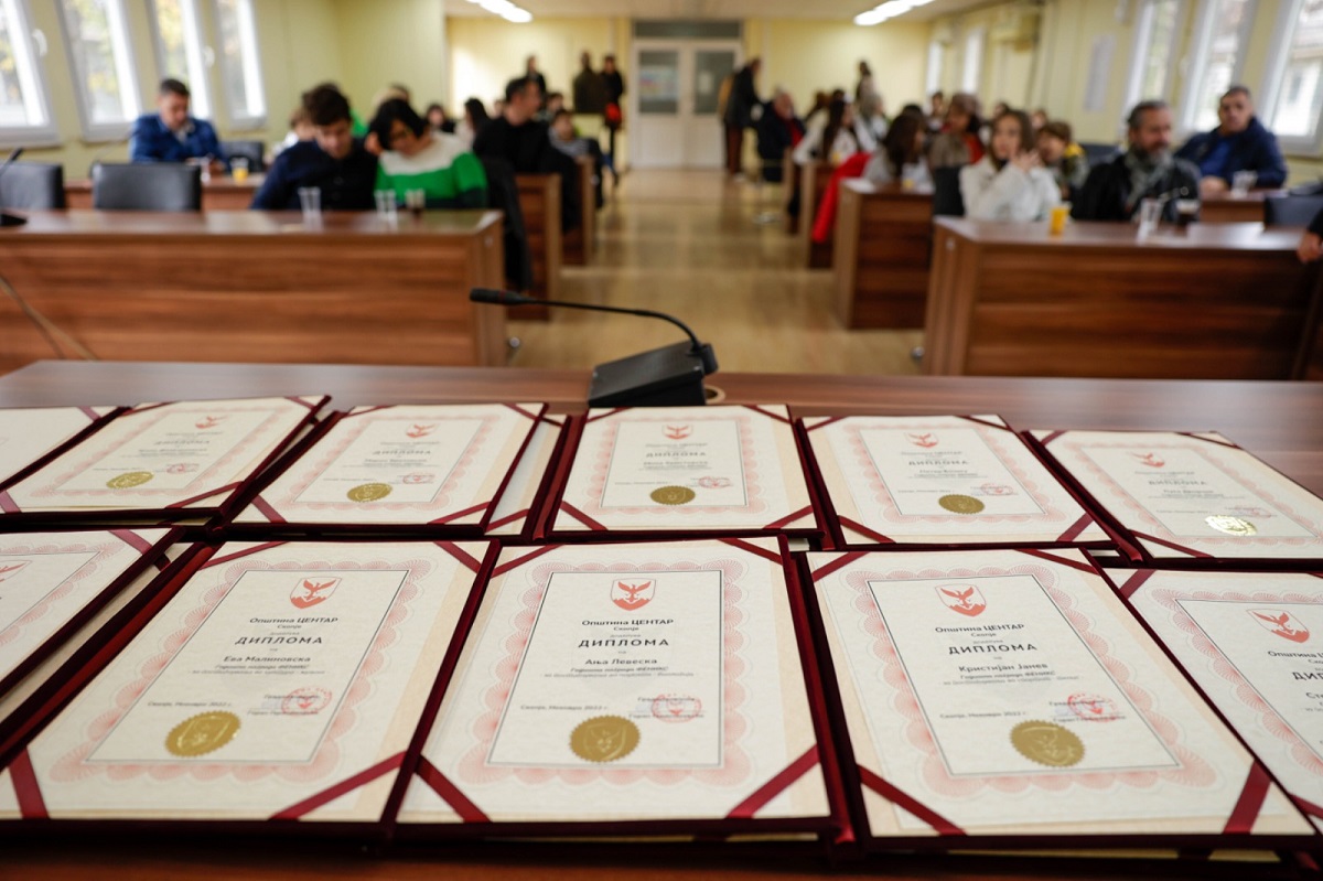 Десет ученици и студенти од Општина Центар се добитници на наградата „Феникс“ за 2022 година