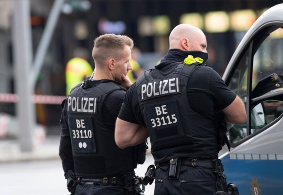 Уапсени 25 десничари низ Германија, планирале упад во парламентот и државен удар