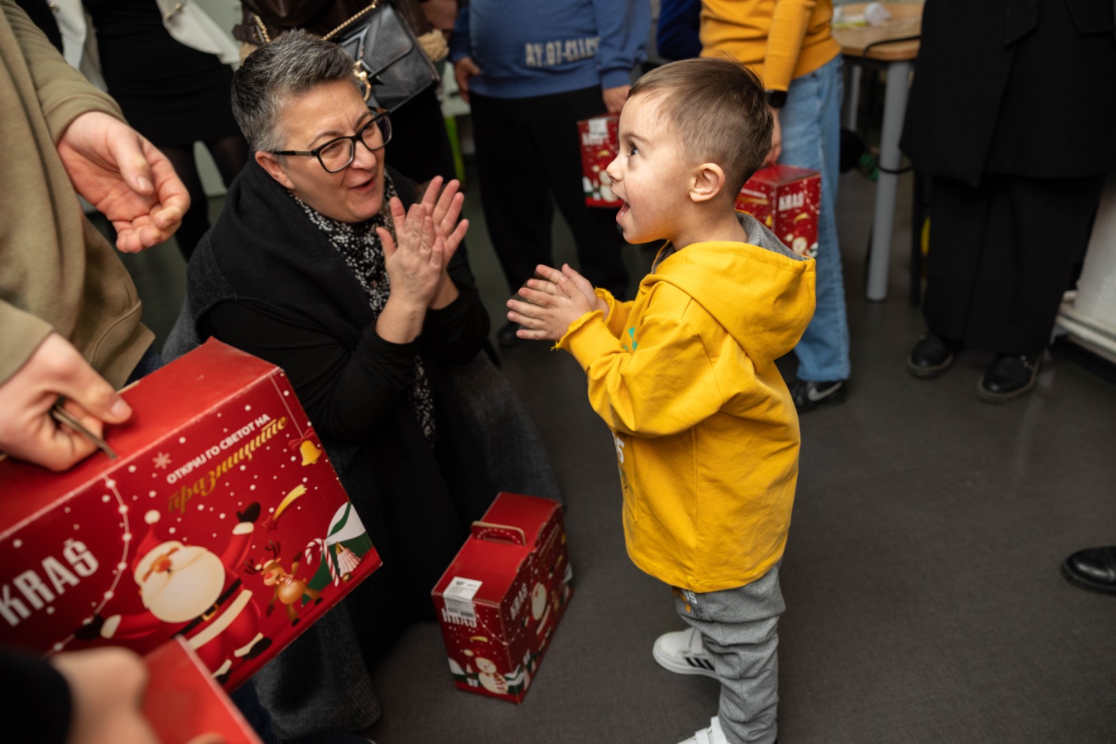 Герасимовски: Новогодишни пакетчиња за децата во Центарот за даунов синдром