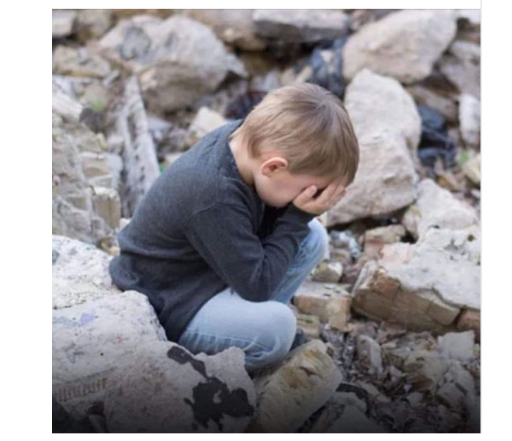 Cтара фотографија од момче во урнатини се споделува како да е од земјотресот во Турција