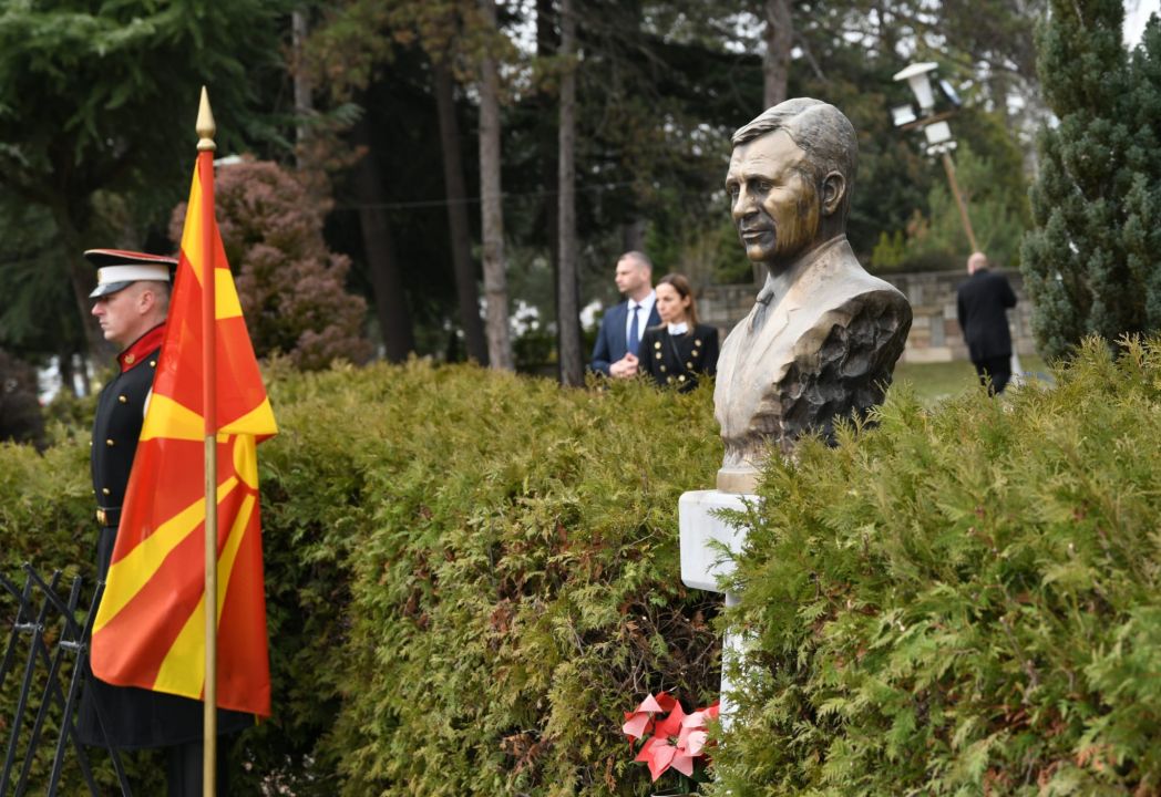 Државнички церемонии во чест за загинатиот претседател Борис Трајковски