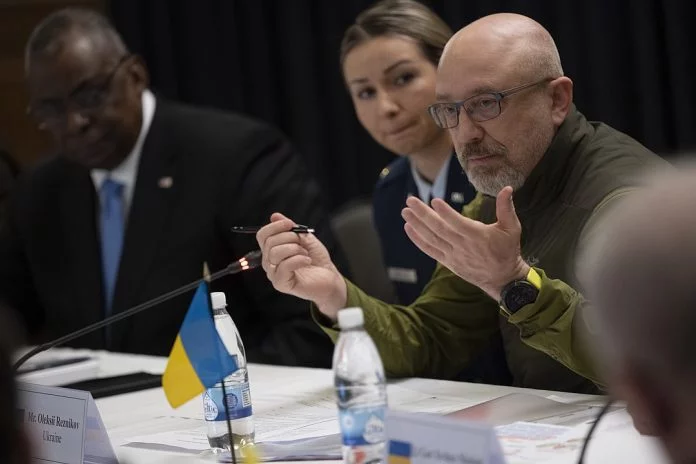 Украина го менува министерот за одбрана