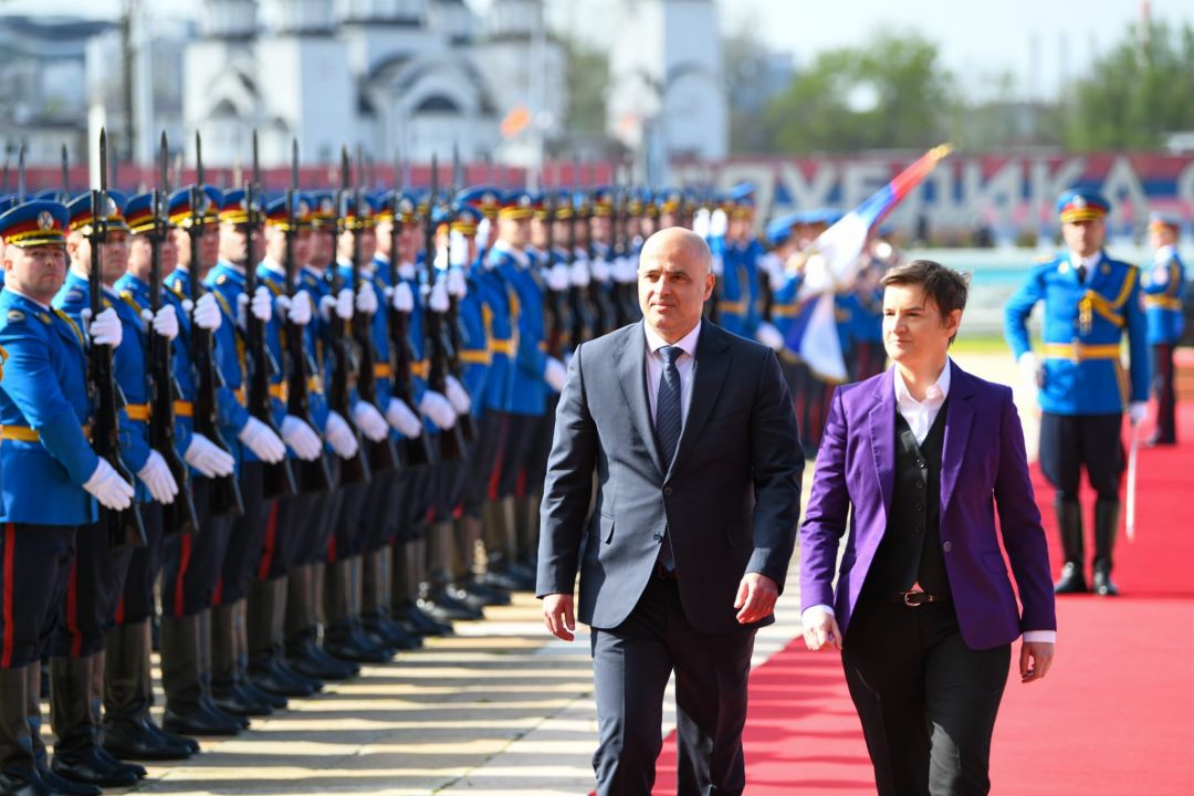 Премиерот Ковачевски во Белград пречекан со највисоки државни и воени почести