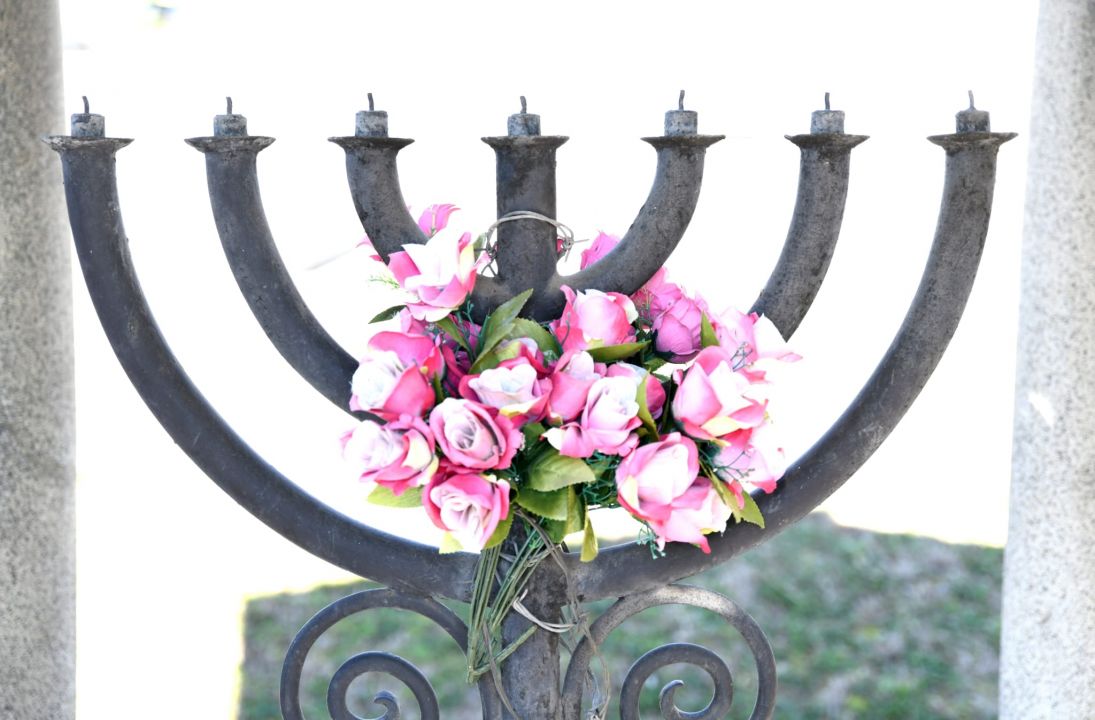 Положено цвеќе пред спомениците на депортираните Евреи
