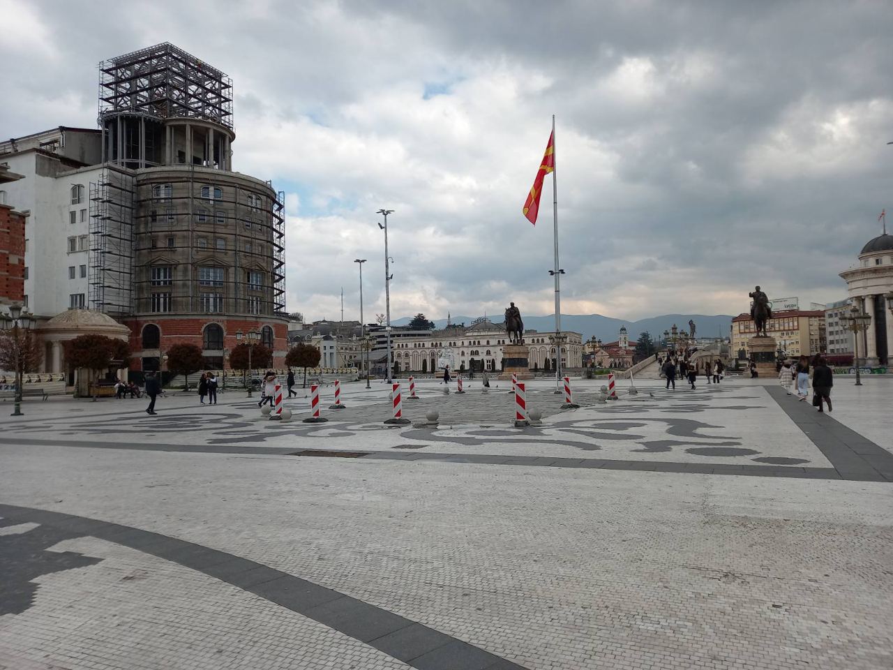 Град Скопје демантира дека камион пропаднал на плоштадот “Македонија”