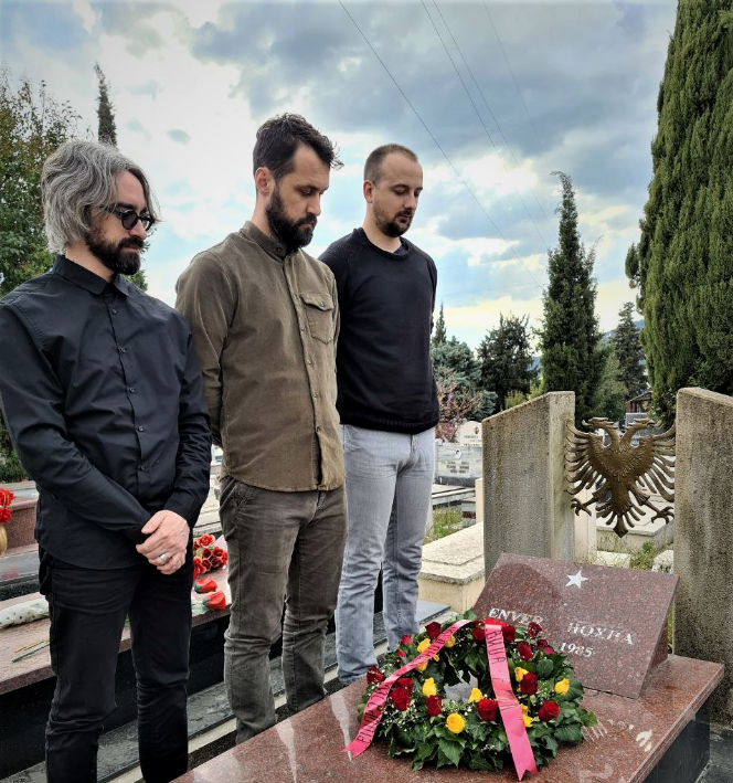 Левица одаде почит на гробот на Енвер Хоџа во Тирана