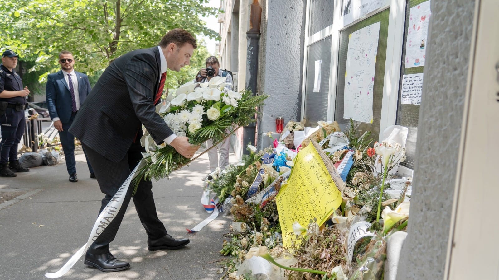 Османи положи цвеќе пред училиштето „Владислав Рибникар“ во Белград