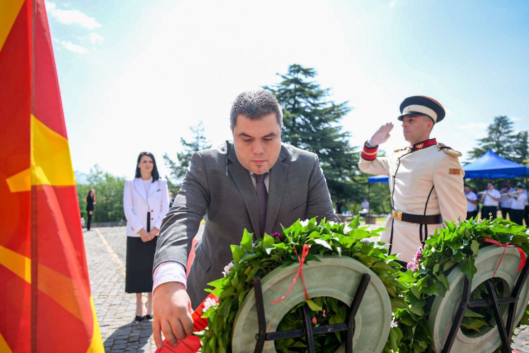 Владина делегација положи цвеќе на Споменикот на жртвите од земјотресот