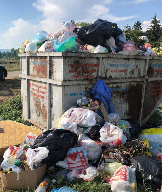 Хаос од ѓубре во Скопје: Партиските препукувања на стивнуваат-граѓаните згрозени