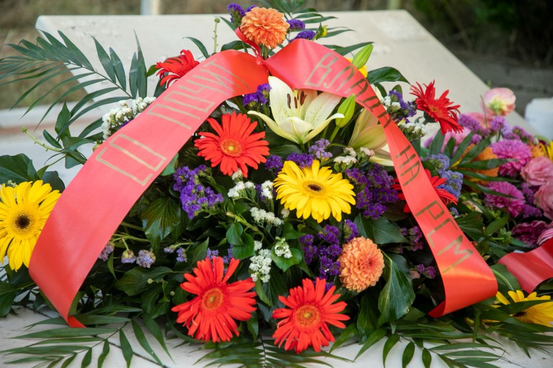 Владина делегација положи свежо цвеќе во чест на загинатите бранители кај Карпалак