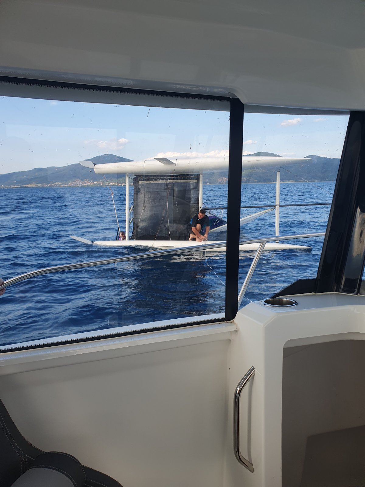 Пронајдени и спасени 3 лица чија едрилица се превртела во Охридското Езеро