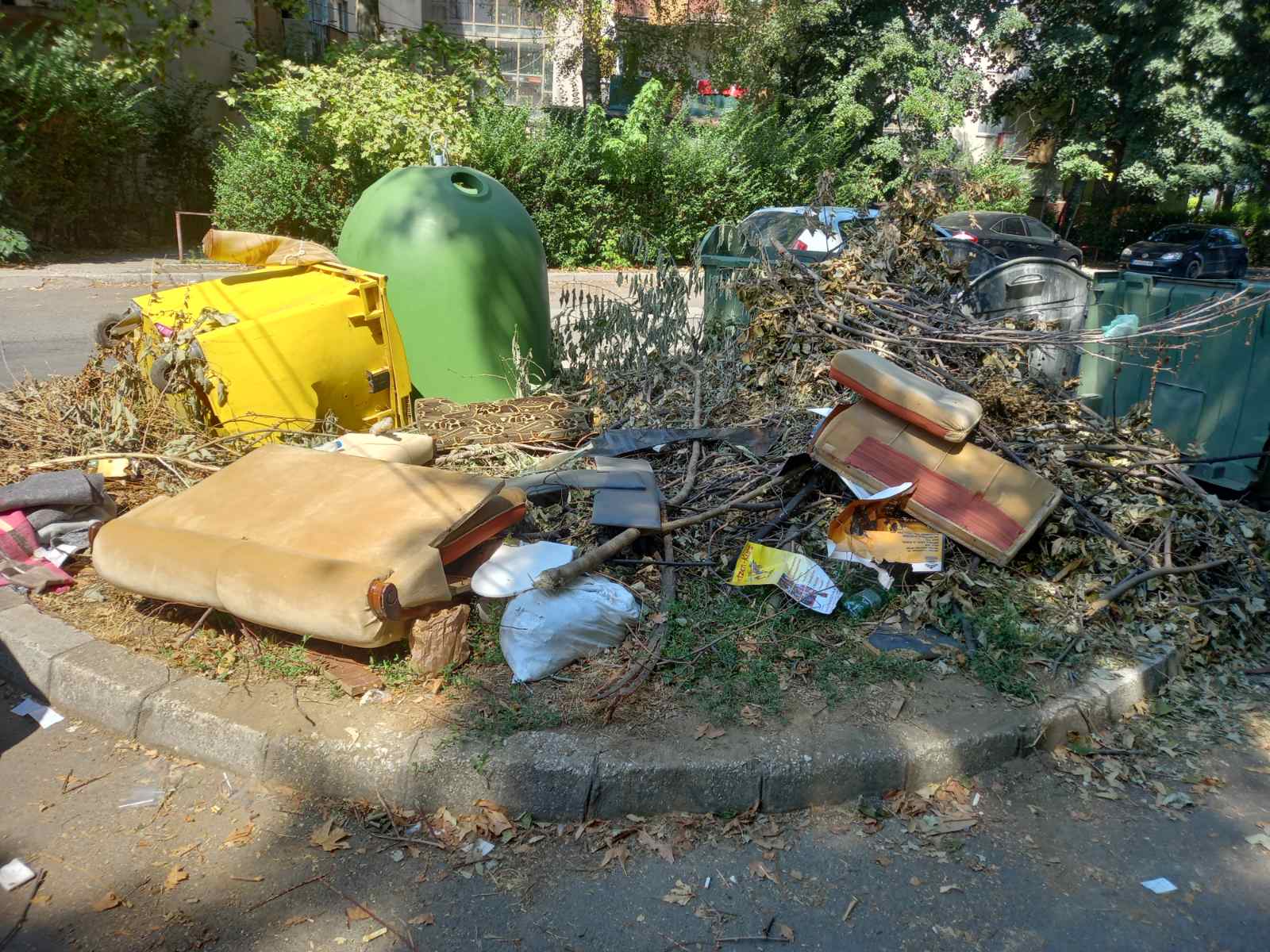 Измиени полуподземните контејнери и отстранет градежен отпад во Скопје