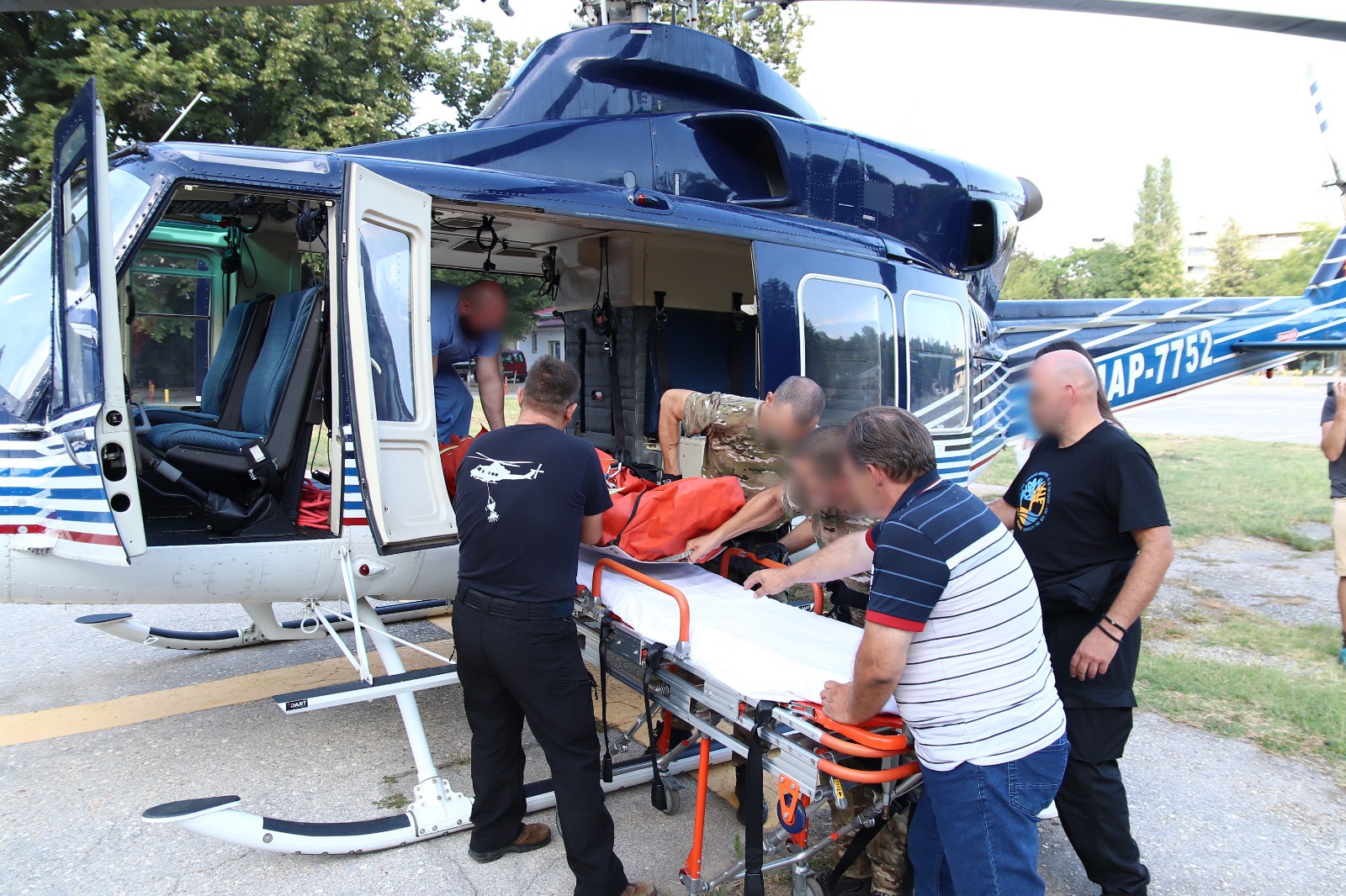 Повредениот параглајдерист со полициски хеликоптер пренесен за укажување лекарска помош
