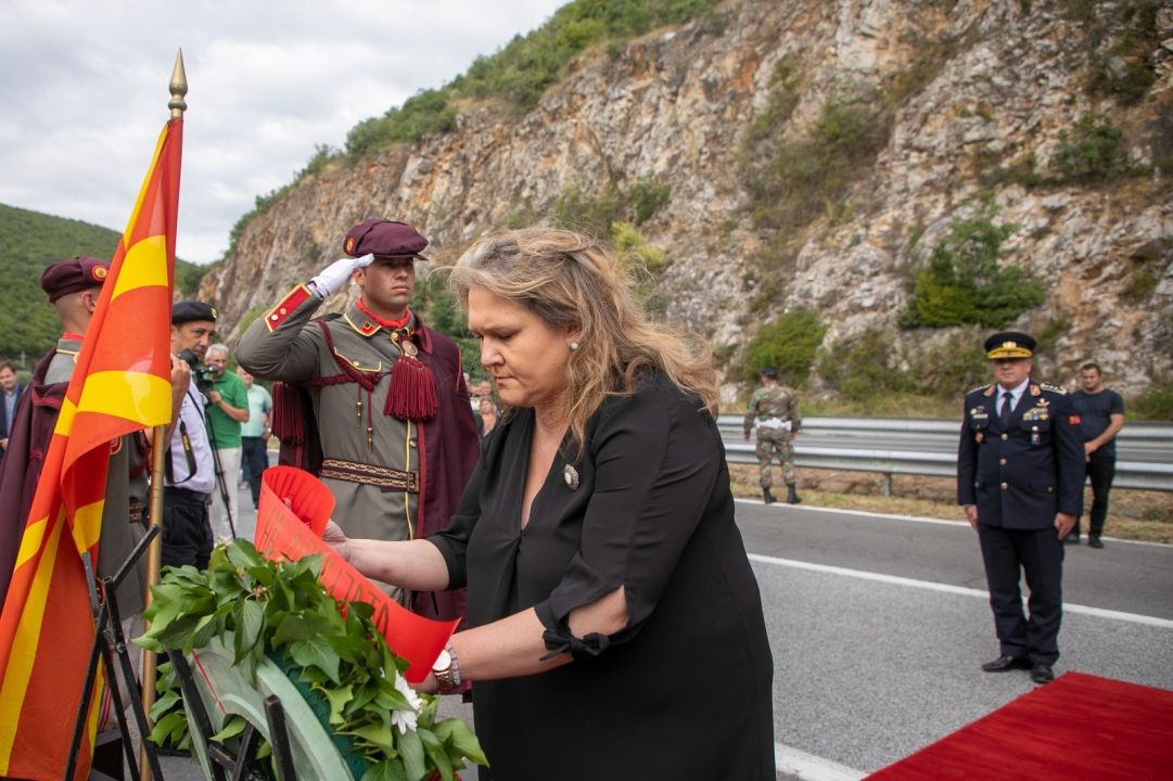 Петровска положи венец со свежо цвеќе за загинатите кај Карпалак