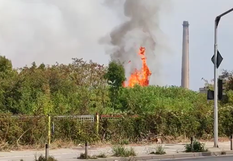 ЦУК: Пожар во поранешната фабрика ОХИС