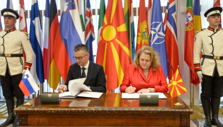 Петровска и Шарец го потпишаа новиот Договор за одбранбена соработка