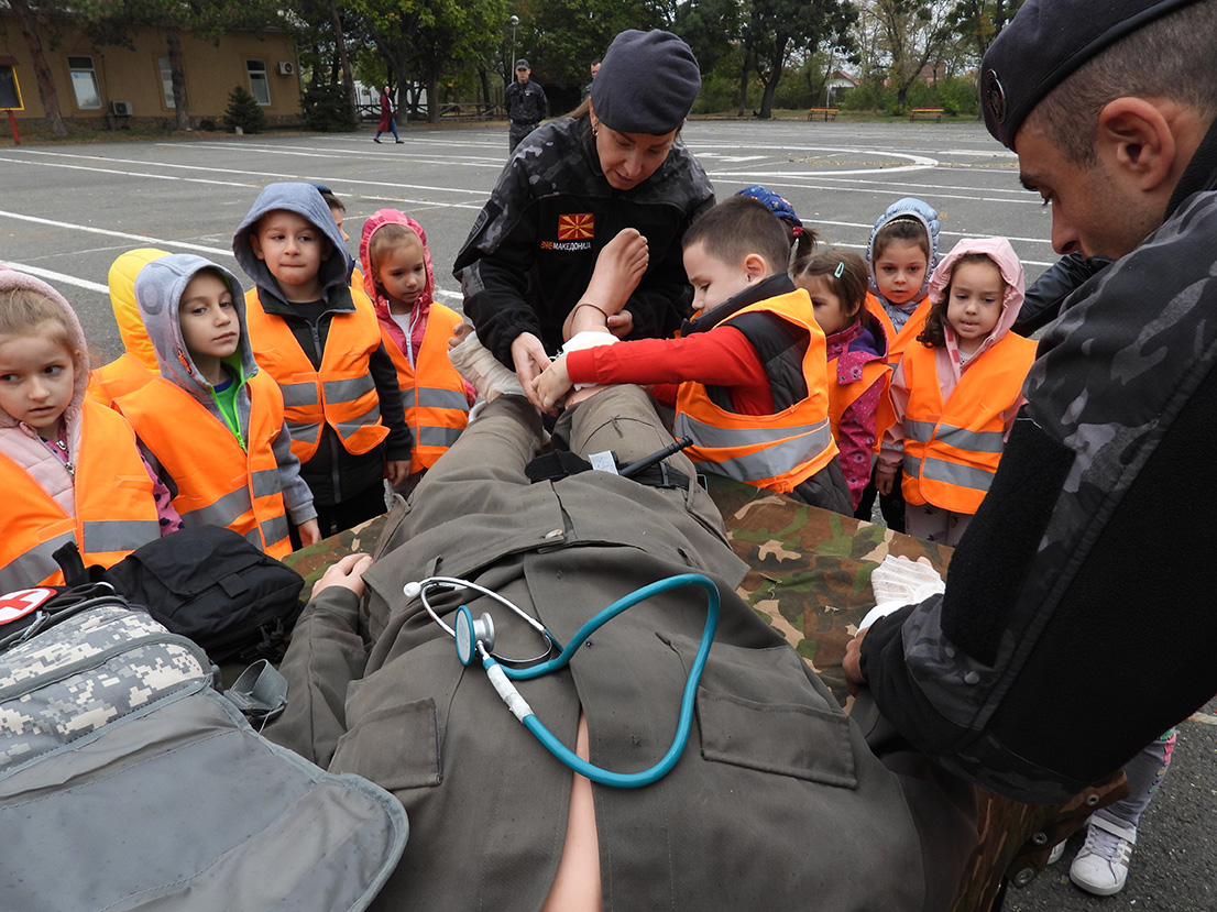 Деца од скопски градинки на гости кај припадниците на Единицата за брзо распоредување