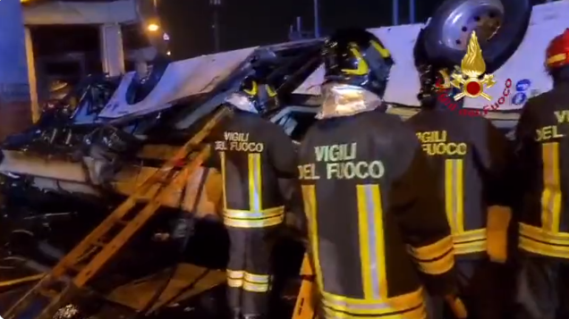 Автобус падна од мост во Венеција – 21 лице загина