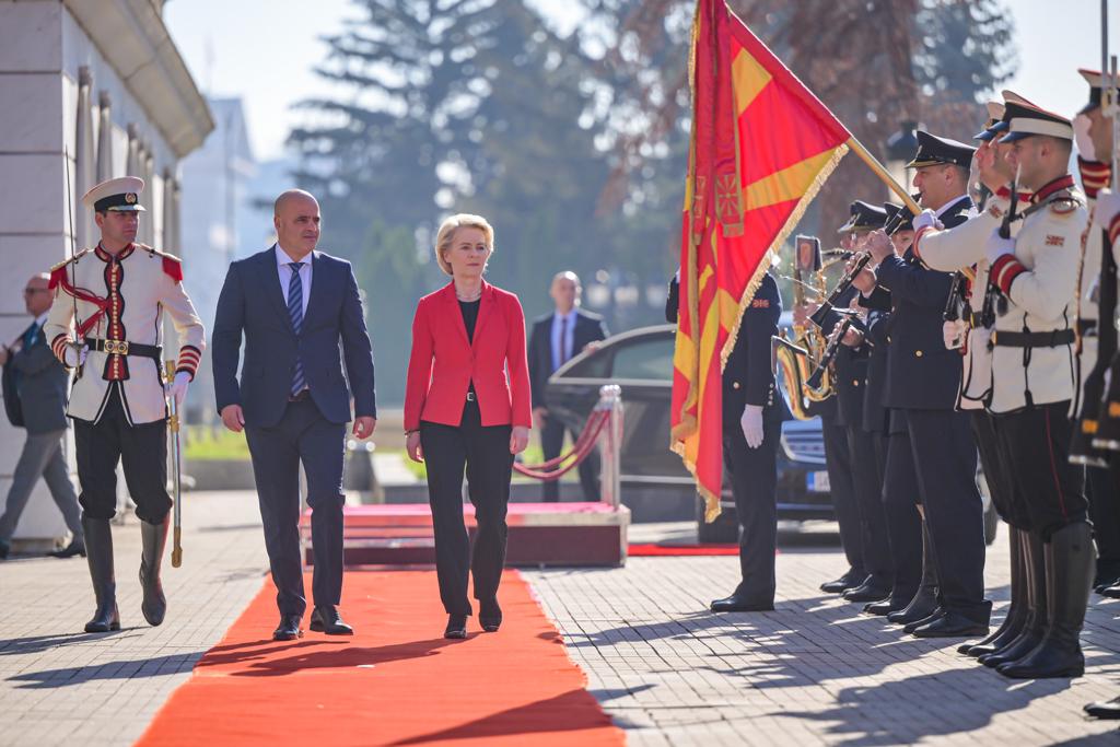 Премиерот ја пречека Урсула фон дер Лајен со највисоки државни и воени почести