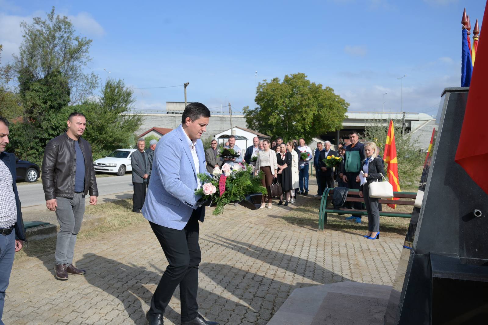 Положено свежо цвеќе пред споменикот на Васил Стојанов-Аџиларски