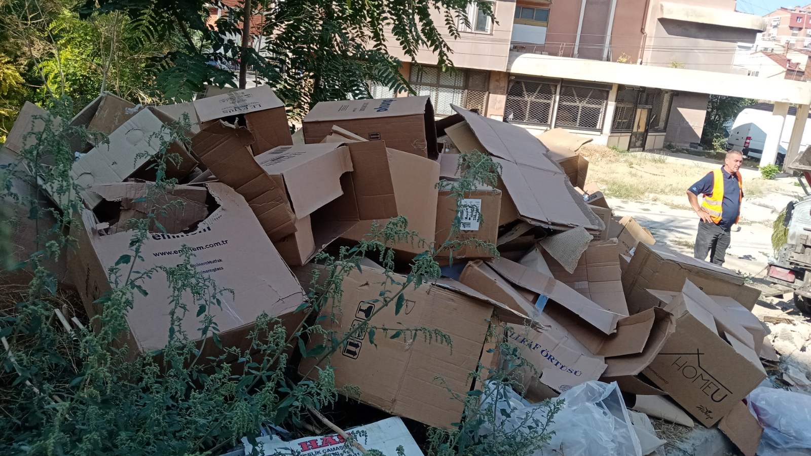 Подигнати 25 кубни метри отпад од диви депонии во Чаир