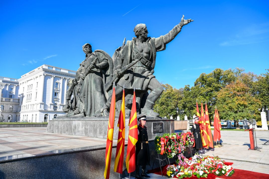 Владина делегација положи цвеќе по Денот на ослободувањето на Скопје