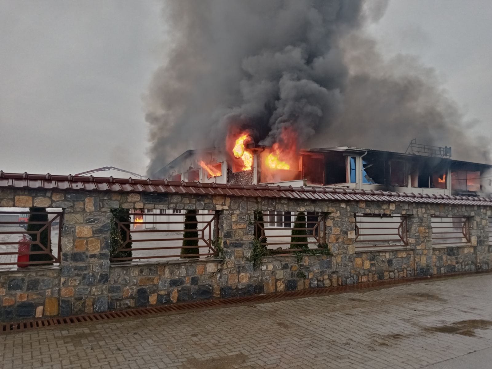 Пожарот во тетовско Фалише сè уште е активен