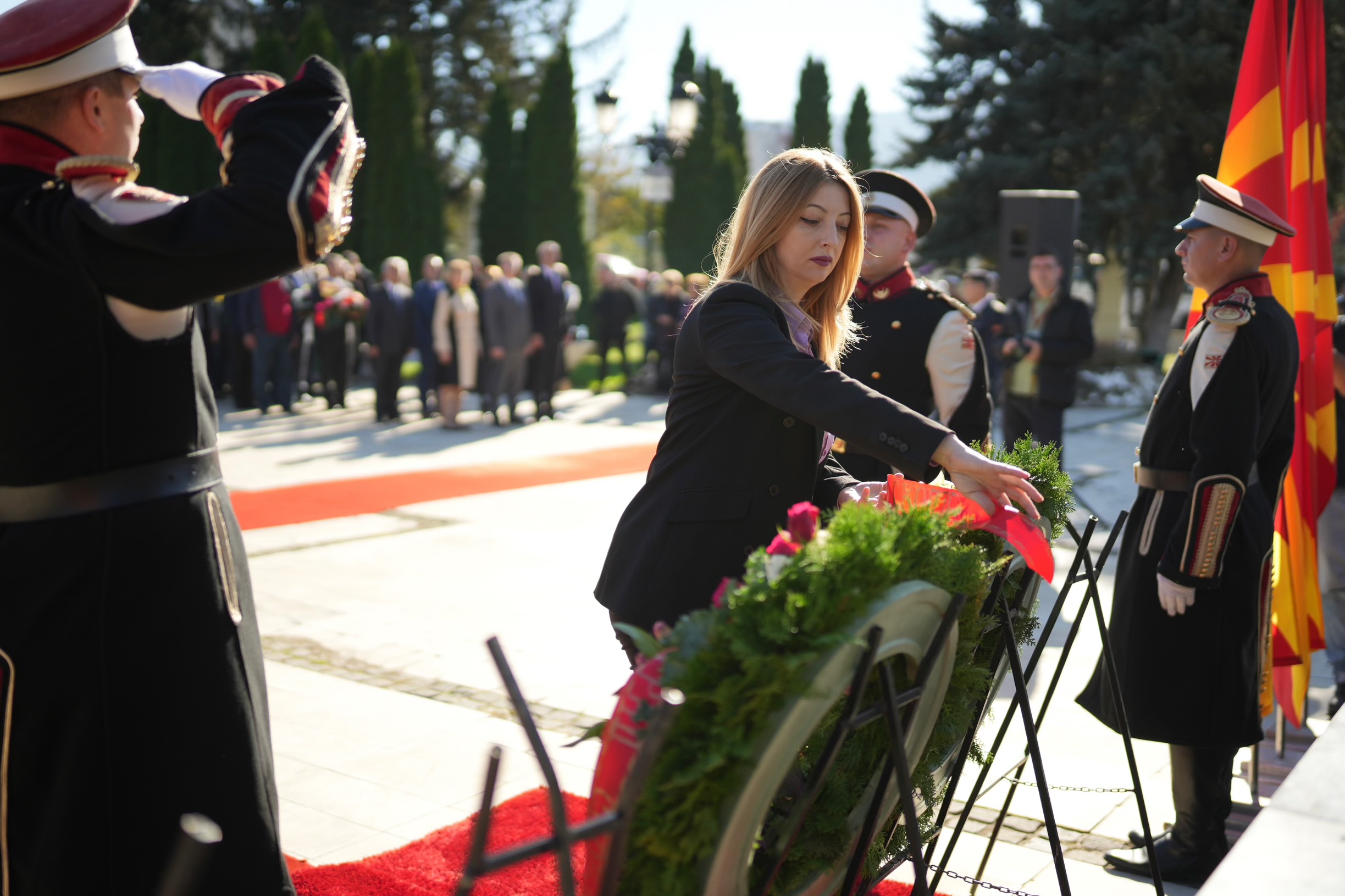 Данела Арсовска положи цвеќе пред Споменикот на ослободителите