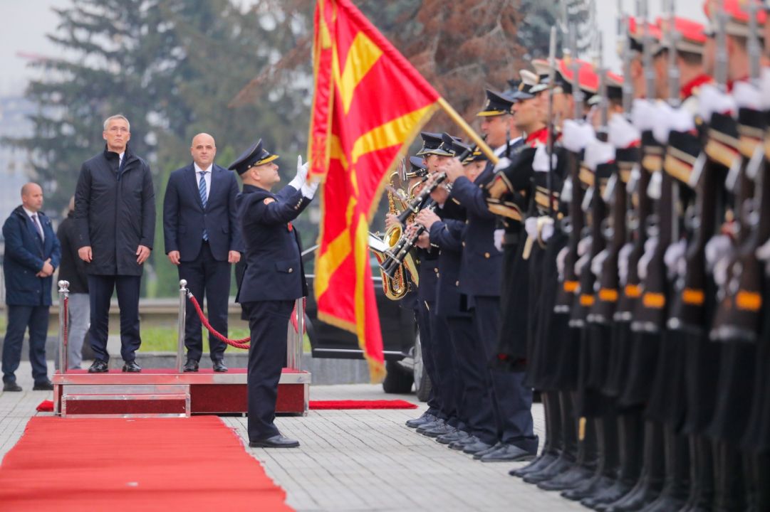Премиерот Ковачевски го пречека Столтенберг со највисоки почести