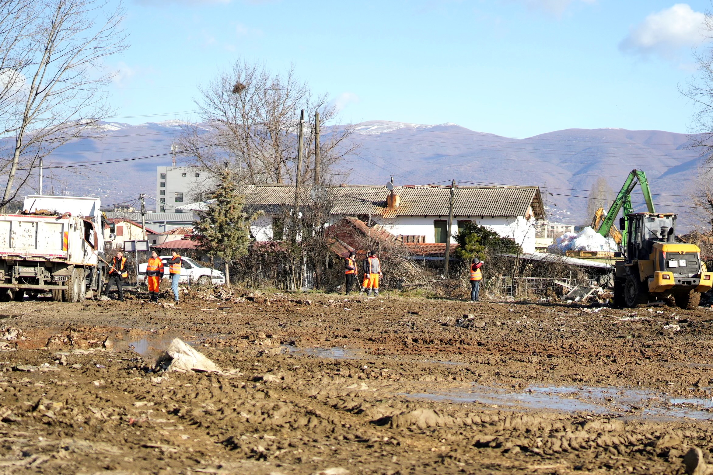 Целосно чистење и санација на старата градска депонија Вардариште