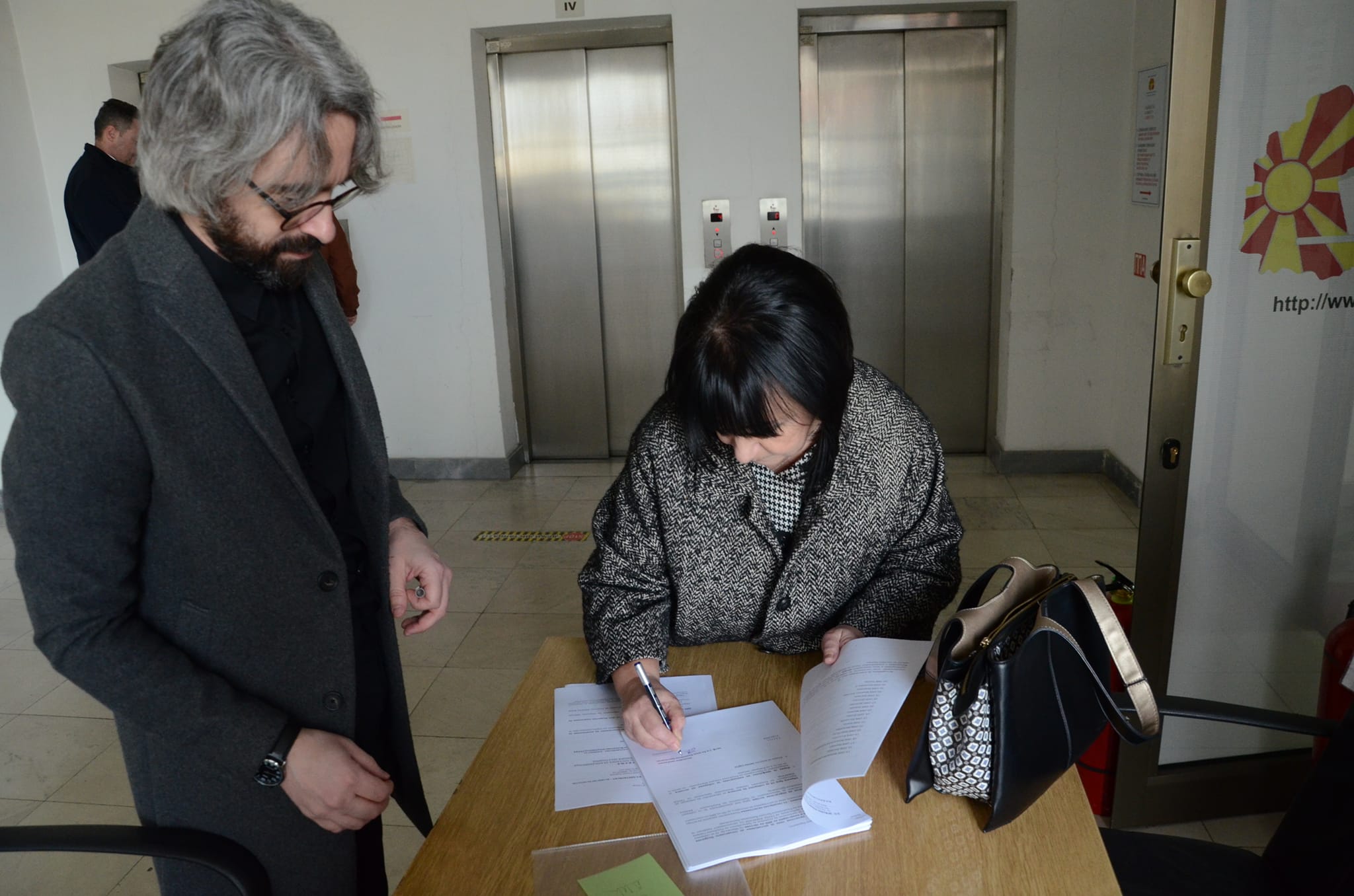 Апасиев и Ванковска ја поднесоа иницијативата за собирање потписи до ДИК