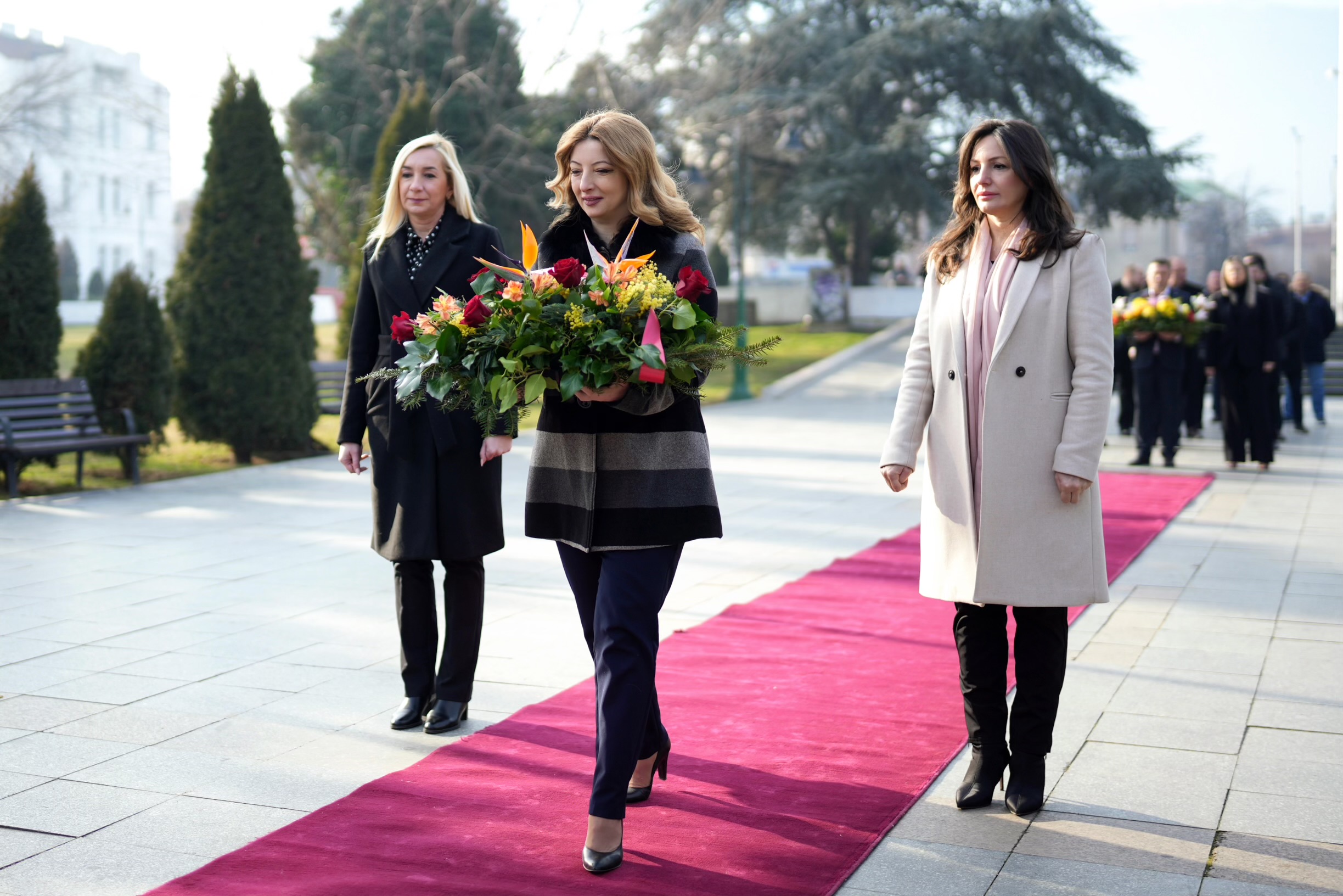 Делегации од Град Скопје положија цвеќе на споменикот на Гоце Делчев