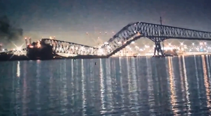 По удар од брод, се сруши мост во Балтимор