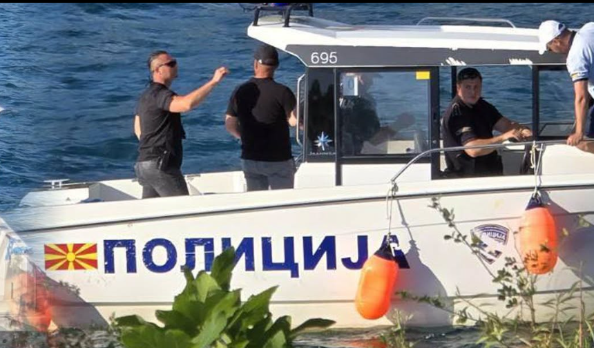 Охридската езерска полиција спаси две лица кои со даски неконтролирано се оддалечиле од брегот