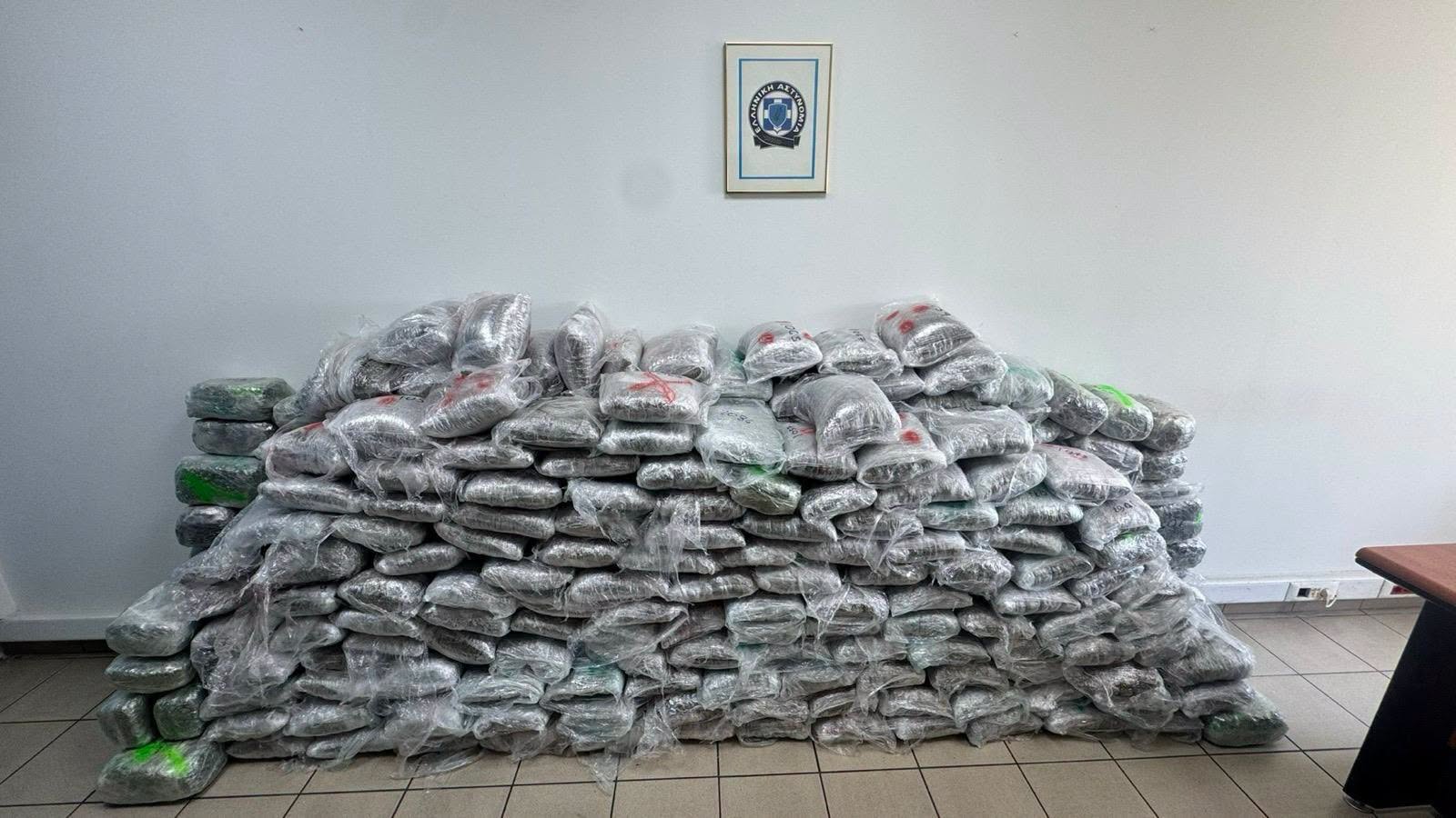 Сузбиена меѓународна криминална група – запленети 324 килограми дрога